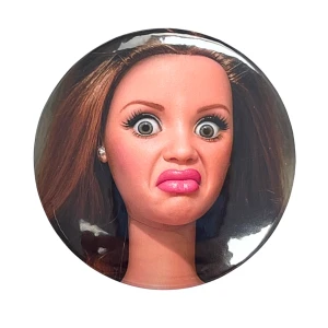 PRZ50 Przypinka button badzik Barbi brunetka skrzywiona 58mm L