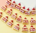 ZAW258 Zawieszki akrylowe z żywicy ciastko ciasto truskawka KAWAII 2szt