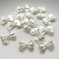 PER25 Koraliki akrylowe perłowe KOKARDKI kokardka 31mm białe coquette 5szt