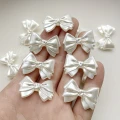 PER25 Koraliki akrylowe perłowe KOKARDKI kokardka 31mm białe coquette 5szt