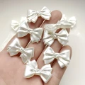 PER25 Koraliki akrylowe perłowe KOKARDKI kokardka 31mm białe coquette 5szt