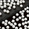 PER26 Koraliki akrylowe perłowe kulka różyczka róża 8mm białe kremowe 20szt
