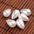 PER39 Koraliki akrylowe perłowe kropla łezka 13mm bałe coquette 10szt