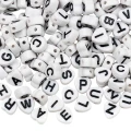 KL44 Koraliki literki SERDUSZKA serce monetki 7mm białe czarna litera 100szt