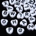 KL44 Koraliki literki SERDUSZKA serce monetki 7mm białe czarna litera 100szt