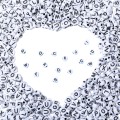 KL44 Koraliki literki SERDUSZKA serce monetki 7mm białe czarna litera 100szt