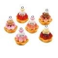 ZAW379 Zawieszki z żywicy duże ciastko tarta kitty truskawki 3d 3szt mix