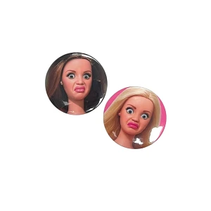 PRZ174 Przypinka button badzik Barbie skrzywiona 32mm M komplet 2szt