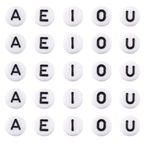 KLZ3 Koraliki literki monetki 7mm same samogłoski A E I O U zestaw 500szt