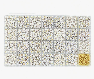 KLZ9 Koraliki literki monetki 7mm bransoletki zestaw 800 sztuk białe złote