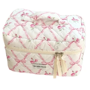 KOS2 Kosmetyczka PINK pikowana kuferek 25,5x17cm KOKARDKI RÓŻE COQUETTE 