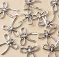 Zawieszki charm metalowe KOKARDKA kokarda do bransoletek